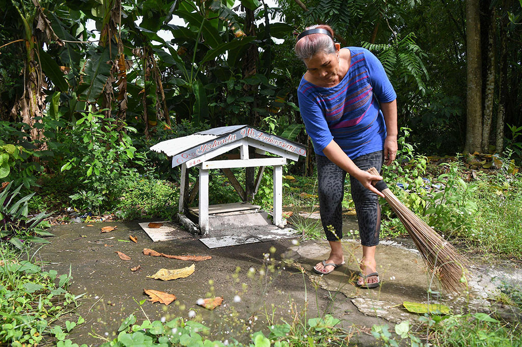 Janda asal Filipina, Agatha Ando, kembali bisa tertawa satu dekade setelah Topan Super Haiyan menerjang Filipina tengah, menewaskan lebih dari 6.000 orang dan menyebabkan jutaan orang kehilangan tempat tinggal.