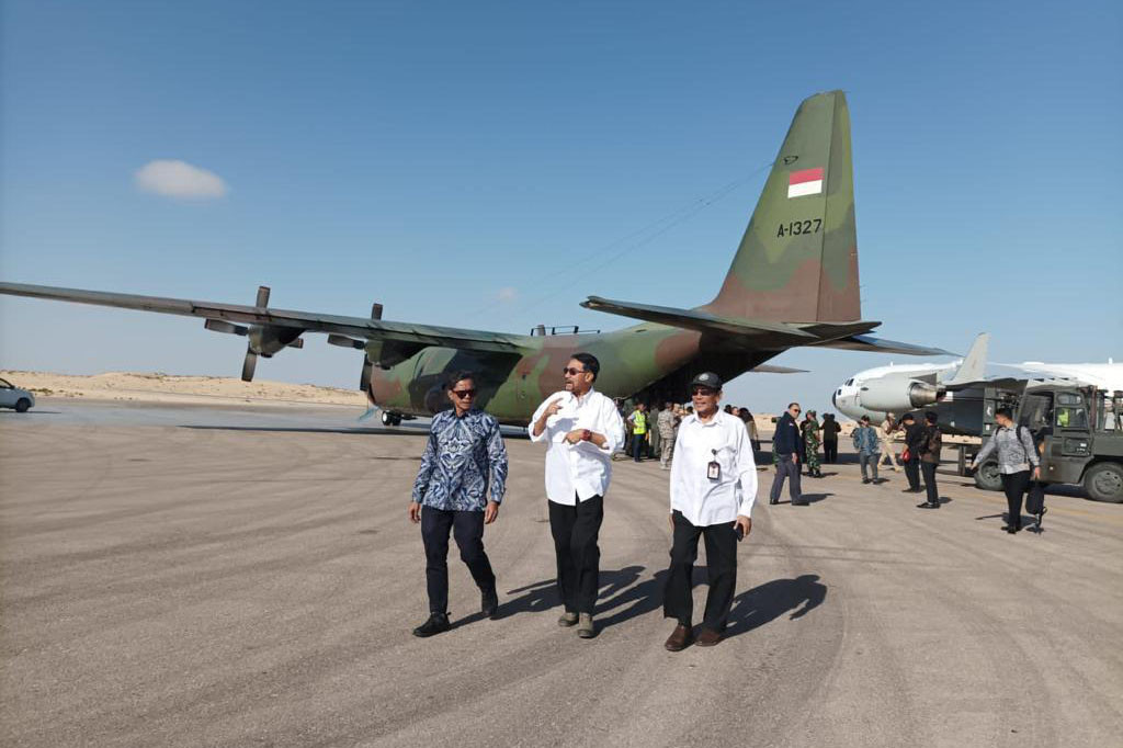 Kemudian, ada pula makanan, obat-obatan seperti obat diare dan obat ISPA (infeksi saluran pernapasan atas), perlengkapan sanitasi, alat penyulingan air bersih, dan alat-alat bedah minor.