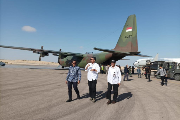 Kemudian, ada pula makanan, obat-obatan seperti obat diare dan obat ISPA (infeksi saluran pernapasan atas), perlengkapan sanitasi, alat penyulingan air bersih, dan alat-alat bedah minor.