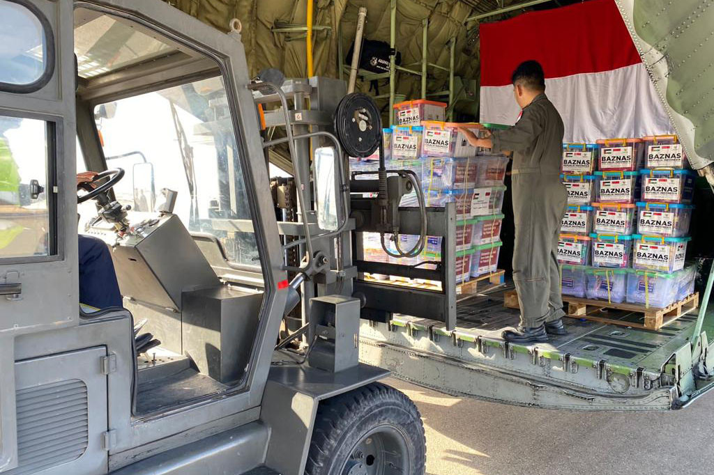 Kepala Divisi Hubungan Internasional (Kadivhubinter) Polri Irjen Krishna Murti, yang ikut mengantarkan bantuan itu, di Bandara Internasional Soekarno Hatta, Tangerang, Banten, Minggu, 5 November 2023 malam, menjelaskan bantuan yang dikirim malam ini di antaranya terdiri atas 100 tenda peleton yang kapasitas keseluruhannya kurang lebih 5.000 orang dan 1.000 lembar selimut.