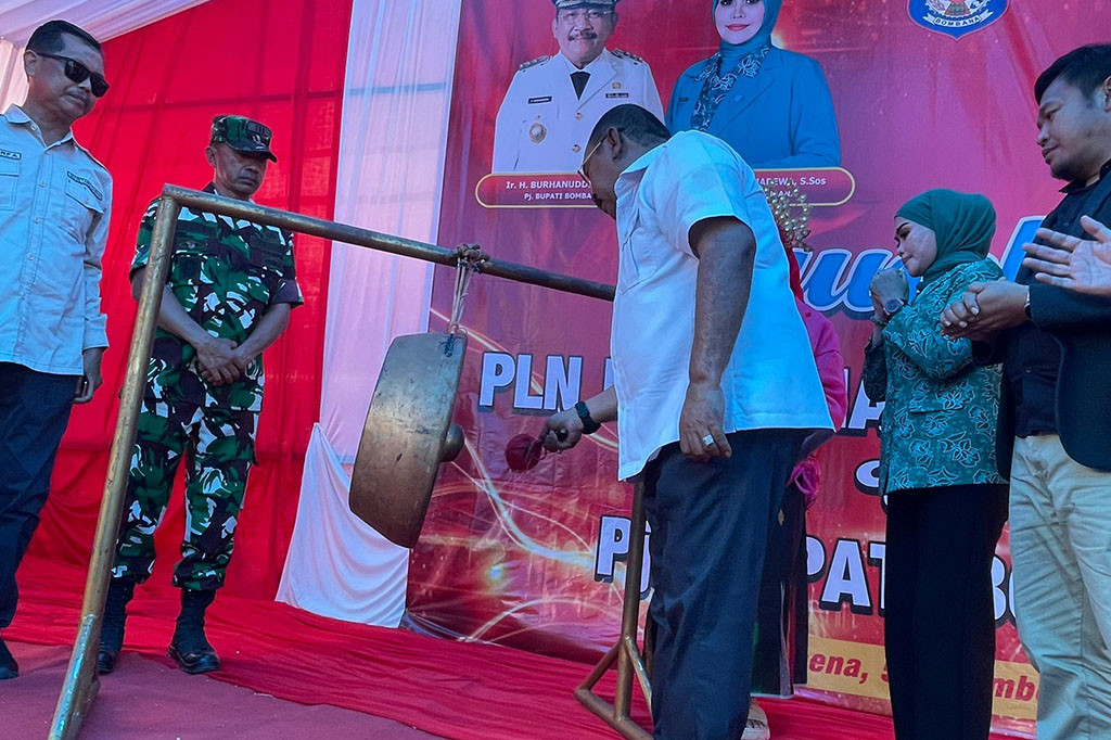 Penjabat (Pj) Bupati Bombana, Sulawesi Tenggara (Sultra), H Burhanuddin, Senin, 6 Oktober 2023, meresmikan pengoperasian layanan listrik 24 jam di Pulau Kabaena. Pulau terpencil di Sulawesi Tenggara ini hanya mendapatkan layanan listrik beberapa jam saja.