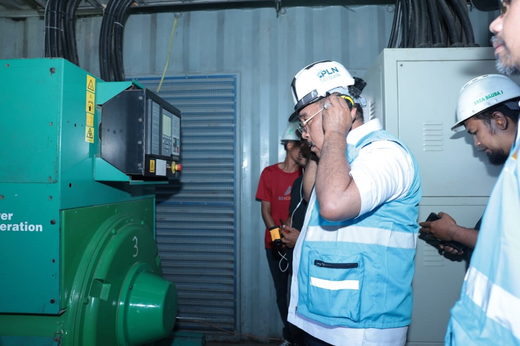 Kata dia, Pulau Kabaena merupakan wilayah administratif Kabupaten Bombana, yang mana di pulau tersebut terdapat 6 kecamatan yakni Kecamatan kabaena, Kecamatan Kabaena Barat, Kabaena Utara, Kabaena Tengah, Kabaena Selatan dan Kabaena Timur.