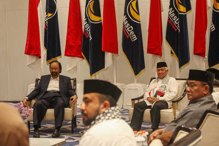 Berdasarkan pantauan ANTARA, Din tiba di NasDem Tower bersama para pimpinan organisasi kemasyarakatan (ormas) Islam sekitar pukul 15:30 WIB dengan mengenakan baju putih dan syal bergambar Bendera Palestina.