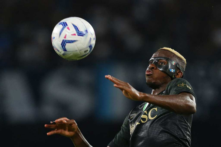 Striker milik SSC Napoli itu menjadi tulang punggung Nigeria dalam meraih gelar juara Piala Dunia U-17 2015. Saat itu, Victor Osimhen mencetak 10 gol dan menjadi pencetak gol turnamen.