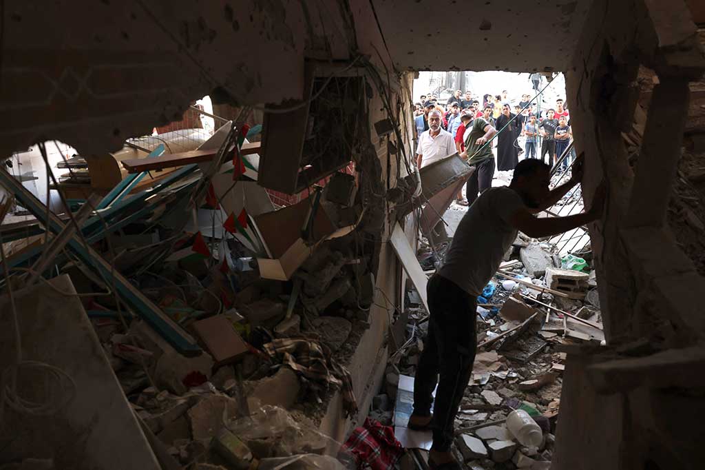 “Kami akan melakukan perlawanan terhadap Hamas dimanapun mereka berada – di bawah tanah, di atas tanah,” kata juru bicara militer Israel Jonathan Conricus, mengulangi seruan kepada warga sipil untuk meninggalkan zona perang perkotaan.