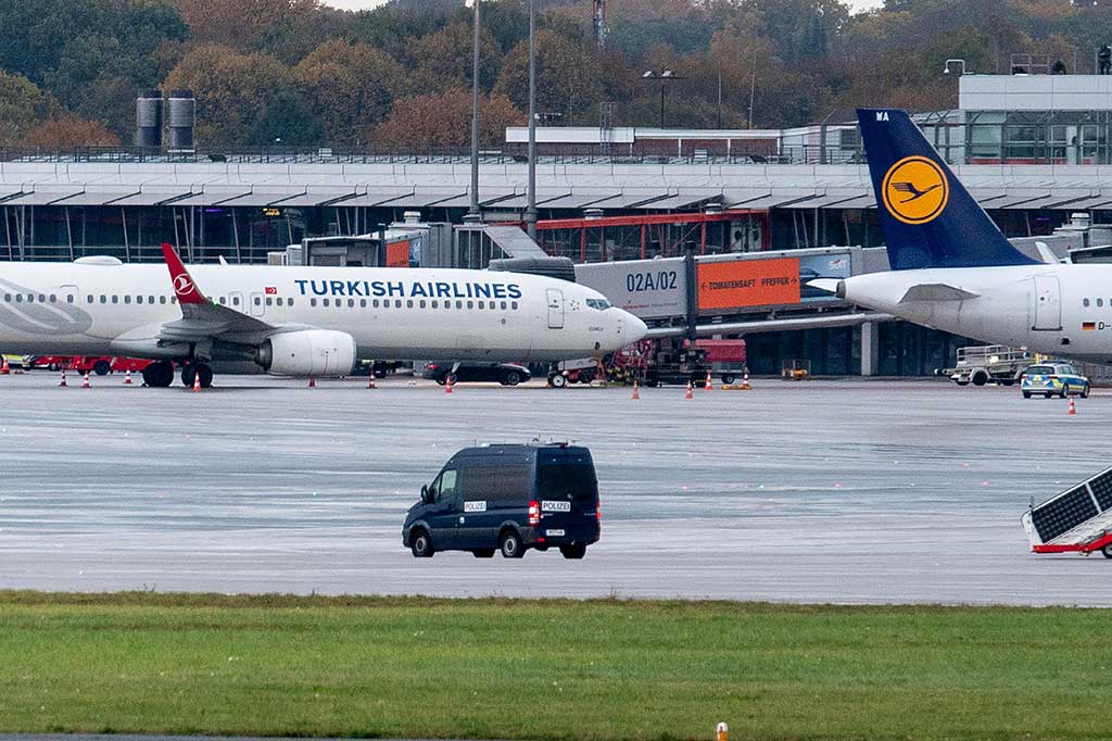 Seorang ayah bersenjata yang menyandera putrinya yang berusia empat tahun di Bandara Hamburg, Jerman, memaksa penangguhan puluhan jadwal penerbangan. Sehari kemudian, Minggu, 5 November 2023, dia menyerahkan diri tanpa perlawanan setelah perundingan selama berjam-jam.