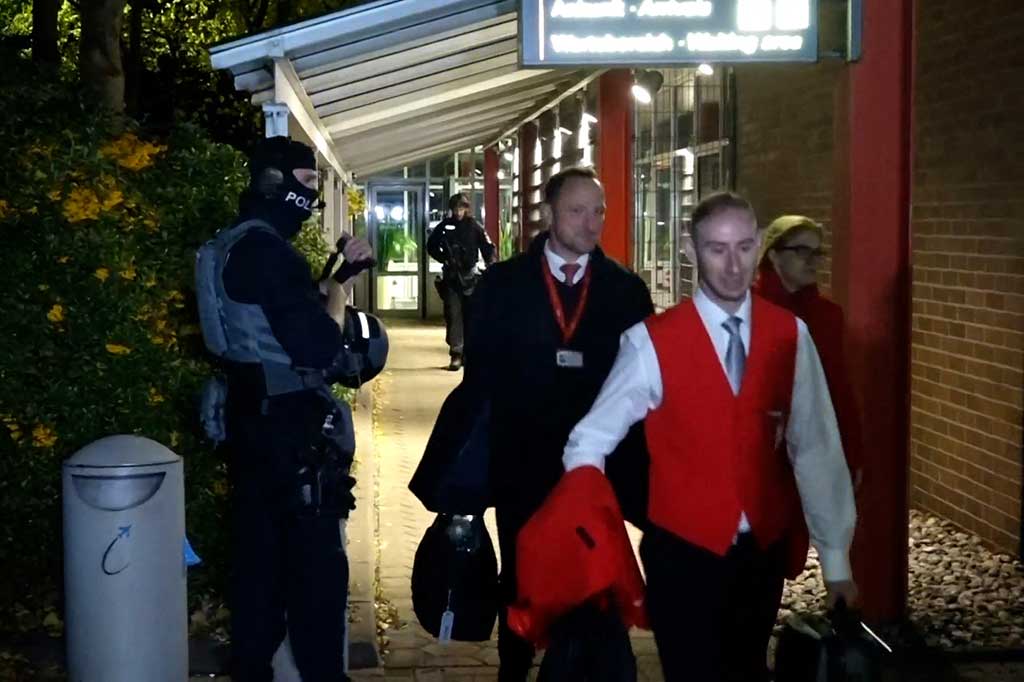 Dia menabrakkan mobilnya melewati area keamanan ke apron tempat pesawat diparkir, melepaskan dua tembakan ke udara, dan melemparkan dua bom molotov. ‘Penyanderaan telah berakhir. Pria itu meninggalkan mobilnya bersama putrinya dan dibawa untuk diinterogasi pasukan keamanan tanpa perlawanan’, tulis polisi setempat di akun X, Minggu sore.