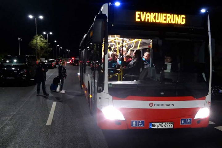 Polisi telah mendatangkan psikolog dan tim perunding serta unit tanggap cepat turut menangani insiden di bandara di Jerman utara. Kondisi anak yang menjadi sandera berada dalam keadaan sehat.