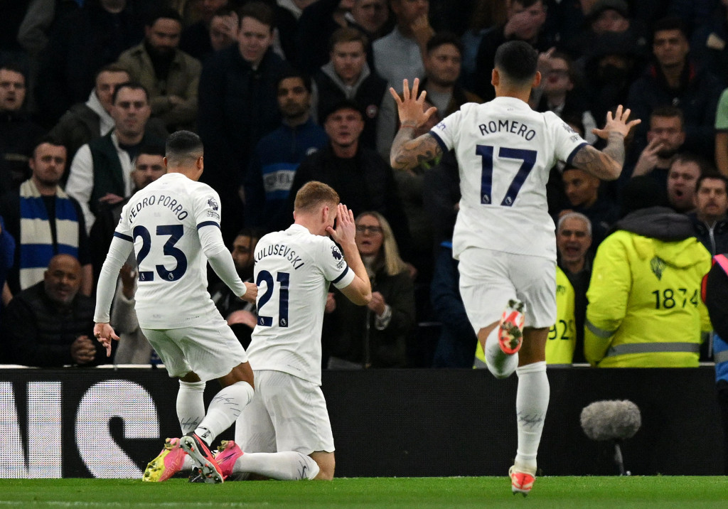 Tottenham berhasil mencuri keunggulan terlebih dahulu pada pertandingan ini lewat gol Dejan Kulusevski pada menit 6 memanfaatkan umpan Pape Matar Sarr sehingga skor berubah menjadi 1-0.