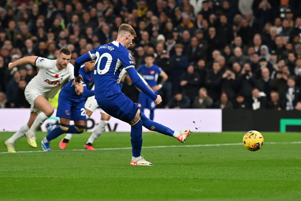 Cole Palmer yang maju sebagai algojo behasil melaksana tugasnya dengan baik dengan membobol gawang The Lilywhites dan menaklukkan kiper Guglielmo Vicario pada menit ke-35. Skor 1-1 bertahan hingga jeda.