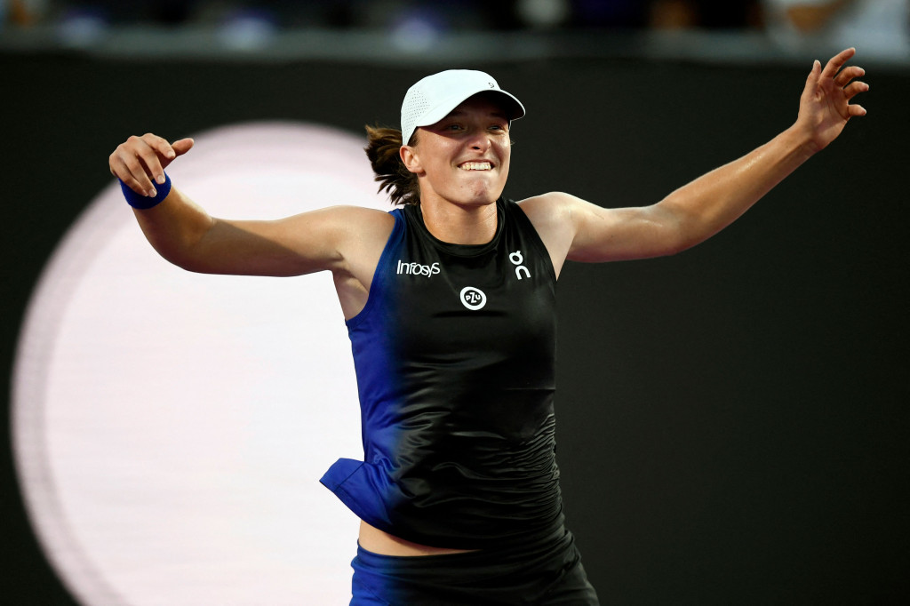 Swiatek, petenis berusia 22 tahun, mengalahkan Aryna Sabalenka yang sebelumnya mengklaim gelar sebagai petenis putri nomor satu dunia, di babak semifinal pada Minggu, 5 November. Sabalenka sebelumnya merebut peringkat nomor satu dari Swiatek setelah US Open pada September.