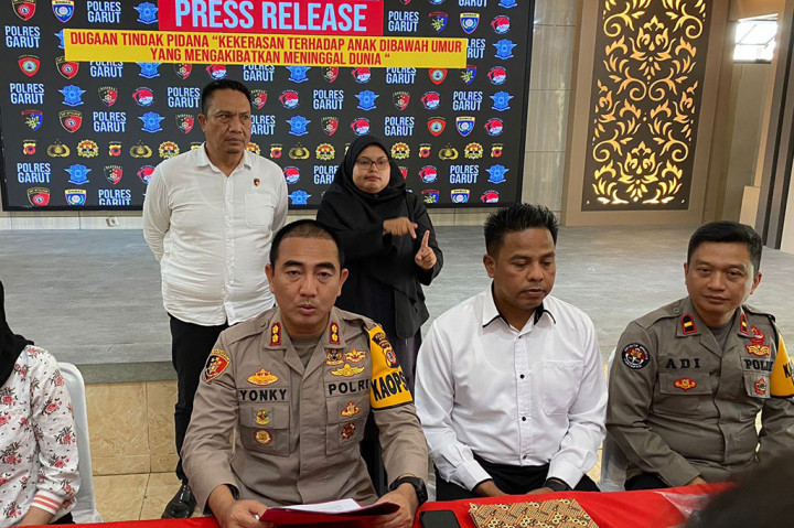 Kapolres Garut AKBP Rohman Yonky Dilatha didampingi Kasat Reskrim AKP Ari Rinaldo mengungkap dan menangkap hingga memperlihatkan barang bukti dari seorang anak berhadapan dengan hukum (ABH) yang diduga telah membunuh temannya sendiri.