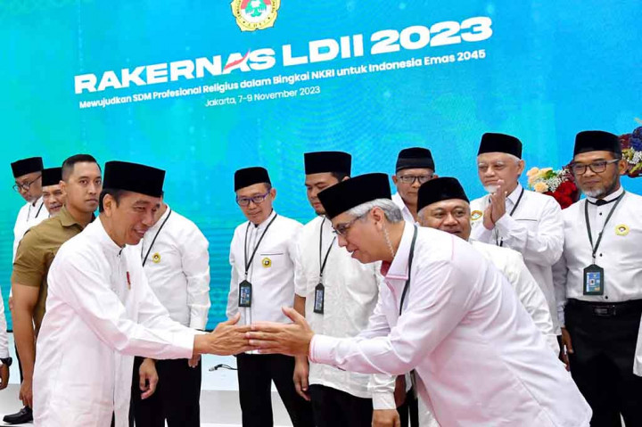 “Oleh sebab itu, sering saya sampaikan 2024, 2029, 2034 ini adalah momentum yang sangat menentukan Indonesia bisa melompat maju atau tidak sehingga dibutuhkan kepemimpinan nasional yang kuat, persatuan yang kuat, kekompakan yang kuat,” lanjutnya.
