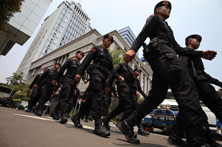 Anggota Brimob melakukan pengamanan di sekitar lingkungan Gedung Mahkamah Konstitusi (MK) di Jalan Medan Merdeka Barat, Jakarta, Selasa, 7 November 2023. Pengamanan tersebut sebagai bentuk langkah antisipasi jelang pembacaan putusan Majelis Kehormatan Mahkamah Konstitusi (MKMK) terkait etik 9 hakim konstitusi.