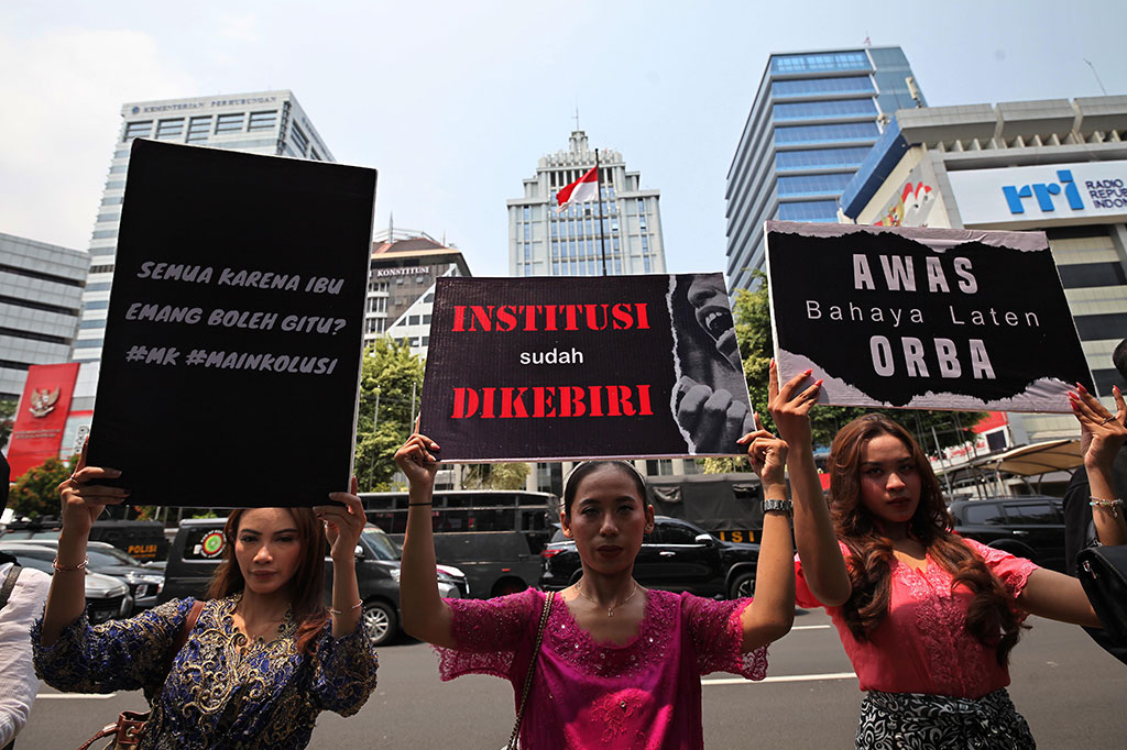 Di sisi lain, pemeriksaan terhadap terlapor juga telah dirampungkan. Secara beruntun sejak Selasa, 31 Oktober hingga Jumat, 3 November, MKMK melakukan sidang tertutup kepada sembilan hakim konstitusi yang dilaporkan.