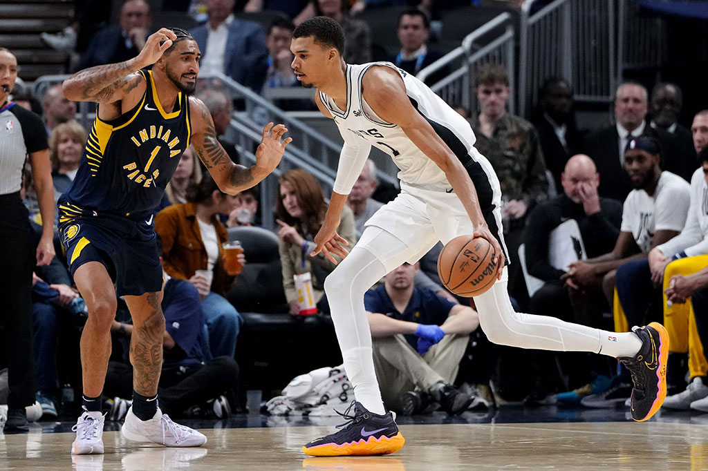 Performa debutan baru NBA dari San Antonio Spurs Victor Wembanyama masih naik turun yang menyebabkan timnya kalah dengan skor 152-111 dari Indiana Pacers dalam laga yang digelar di Gainbridge Fieldhouse Indianapolis, Selasa, 7 November 2023 WIB.