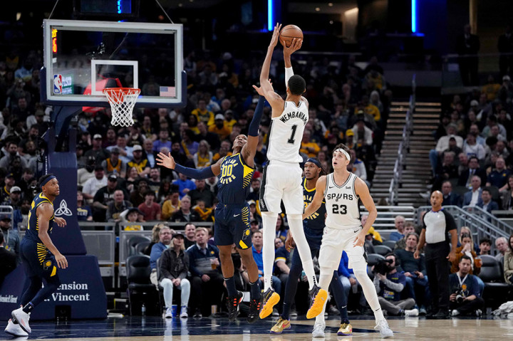 Pada laga ini, Wemby hanya mencetak 13 poin dan 10 rebound. Lima angka di antaranya dihasilkan dari tembakan bebas alias free throw.