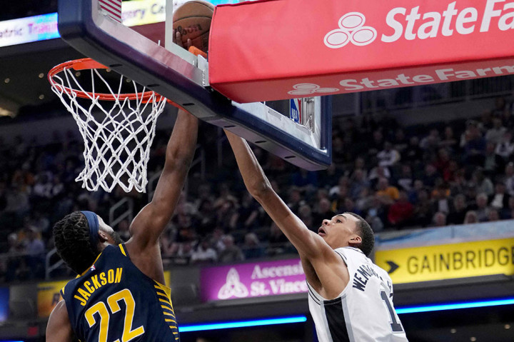 Pada laga ini, Wemby mencatatkan tembakan terburuknya dengan hanya berhasil tiga dari total 12 upaya tembakan, atau akurasi 25 persen sepanjang laga. Bahkan, Wembanyama yang memiliki tinggi 2,24 meter itu berhasil diblok oleh Isaiah Jacksen yang tingginya 2,06 meter.