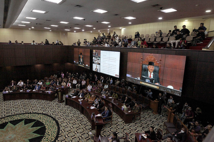 Majelis Kehormatan Mahkamah Konstitusi (MKMK) menjatuhkan sanksi teguran lisan secara kolektif kepada enam hakim konstitusi karena terbukti secara bersama-sama melanggar kode etik dan perilaku hakim konstitusi.