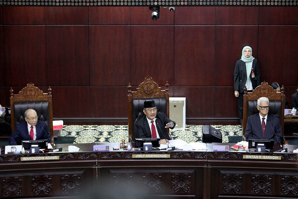 Pihak pelapor adalah Perhimpunan Bantuan Hukum dan Hak Asasi Manusia Indonesia (PBHI), Tim Advokasi Peduli Hukum Indonesia, Advokat Pengawal Konstitusi, Perhimpunan Pemuda Madani, dan advokat bernama Alamsyah Hanafiah.