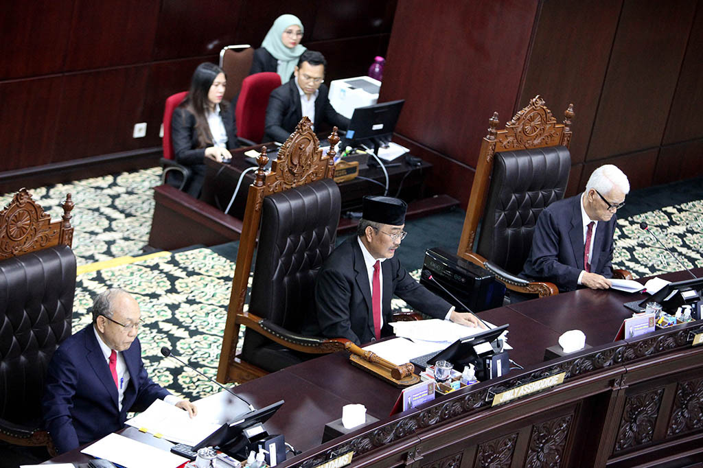 Lebih lanjut, Jimly menjelaskan Majelis Kehormatan menyimpulkan bahwa para hakim terlapor secara bersama-sama terbukti tidak dapat menjaga keterangan atau informasi rahasia dalam rapat permusyawaratan hakim yang bersifat tertutup.