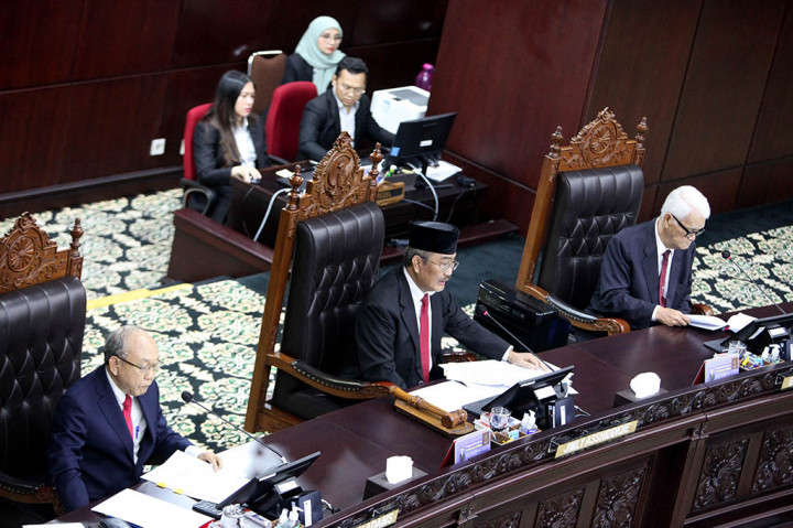 Lebih lanjut, Jimly menjelaskan Majelis Kehormatan menyimpulkan bahwa para hakim terlapor secara bersama-sama terbukti tidak dapat menjaga keterangan atau informasi rahasia dalam rapat permusyawaratan hakim yang bersifat tertutup.