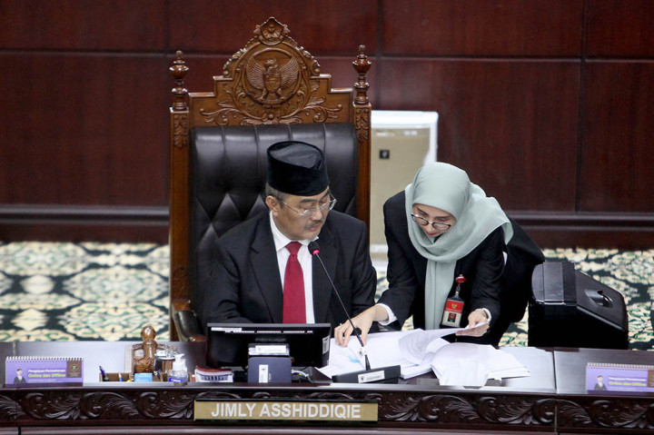 Keenam hakim konstitusi tersebut adalah Manahan M.P. Sitompul, Enny Nurbaningsih, Suhartoyo, Wahiduddin Adams, Daniel Yusmic Pancastaki Foekh, dan M. Guntur Hamzah.