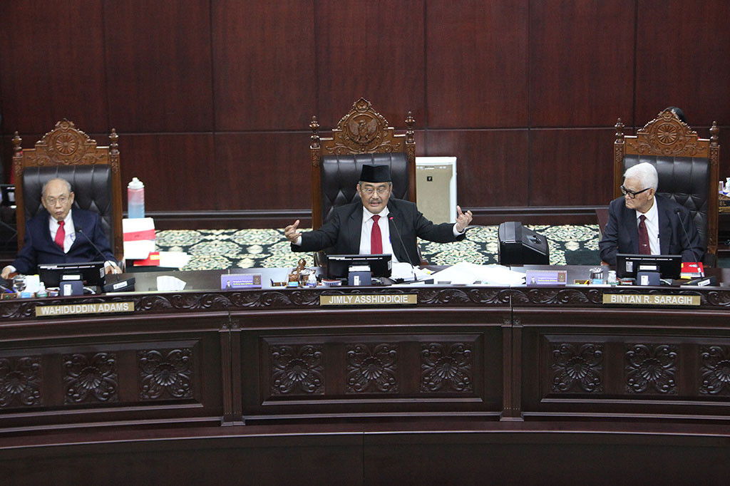 Anwar Usman diberhentikan sebagai Ketua Mahkamah Konstitusi (MK) karena melakukan pelanggaran kode etik berat. Hal itu berdasarkan putusan Nomor 2/MKMK/L/11/2023 yang dibacakan Ketua Majelis Kehormatan Mahkamah Konstitusi (MKMK) Jimly Asshiddiqie.