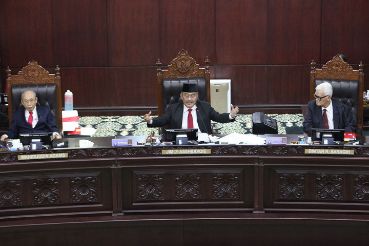 Anwar Usman diberhentikan sebagai Ketua Mahkamah Konstitusi (MK) karena melakukan pelanggaran kode etik berat. Hal itu berdasarkan putusan Nomor 2/MKMK/L/11/2023 yang dibacakan Ketua Majelis Kehormatan Mahkamah Konstitusi (MKMK) Jimly Asshiddiqie.