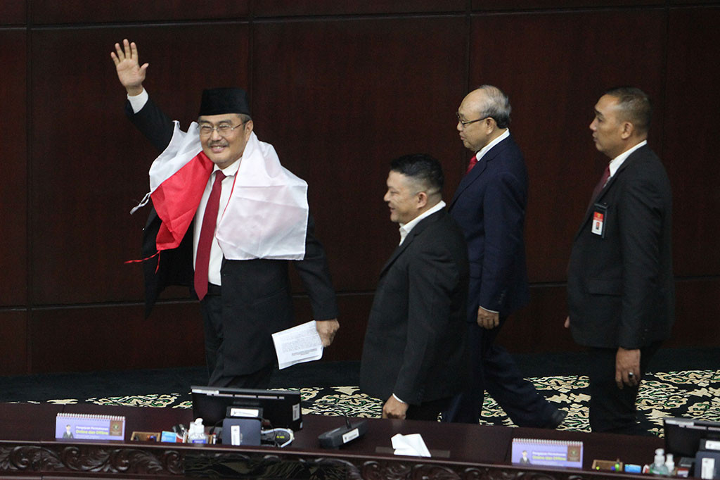 Jimly memerintahkan Wakil Ketua MK Saldi Isra untuk memimpin penyelenggaraan pemilihan pimpinan yang baru sesuai peraturan perundang-undangan. Durasi yang diberikan adalah  2x24 jam
