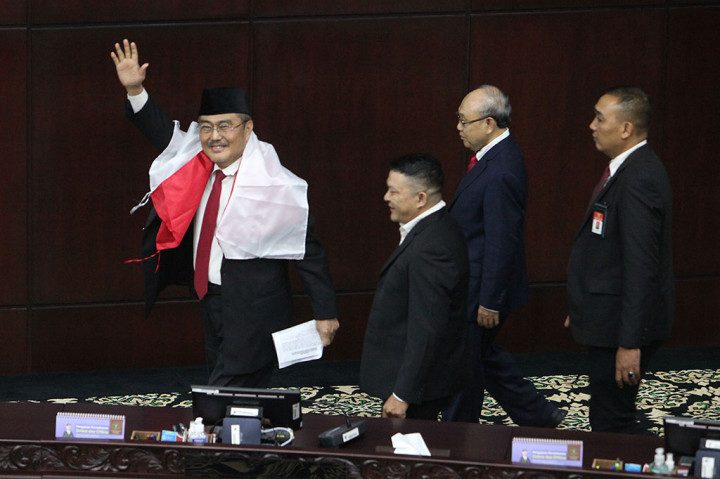 Jimly memerintahkan Wakil Ketua MK Saldi Isra untuk memimpin penyelenggaraan pemilihan pimpinan yang baru sesuai peraturan perundang-undangan. Durasi yang diberikan adalah  2x24 jam