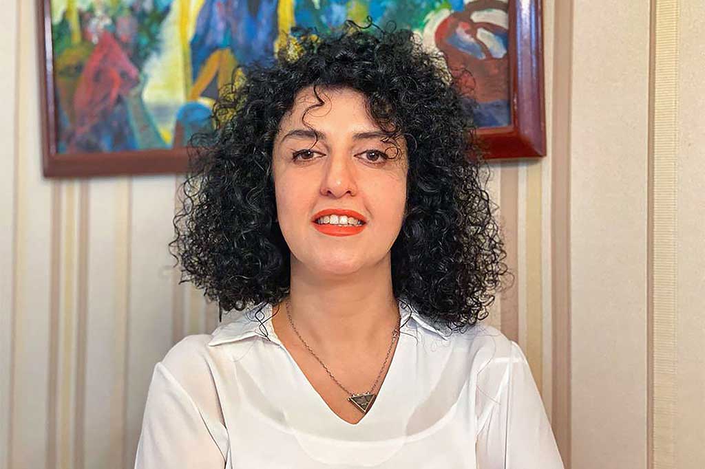 Kantor Berita Aktivis Hak Asasi Manusia (HRANA) melaporkan pihak berwenang tidak membiarkan perempuan berusia 51 tahun itu pergi ke rumah sakit untuk perawatan jantung dan paru-paru pekan lalu. Alasannya, Mohammadi menolak mengenakan hijab wajib.