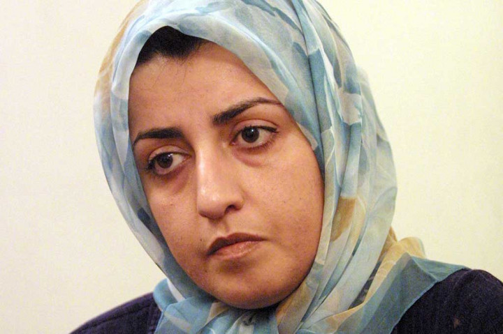 Komite Nobel Norwegi pada Senin mendesak pemerintah Iran untuk memberikan bantuan medis yang dibutuhkan Mohammadi. “Persyaratan bahwa narapidana perempuan harus mengenakan jilbab agar bisa dirawat di rumah sakit, tidak manusiawi dan tidak dapat diterima secara moral,” kata komite tersebut.