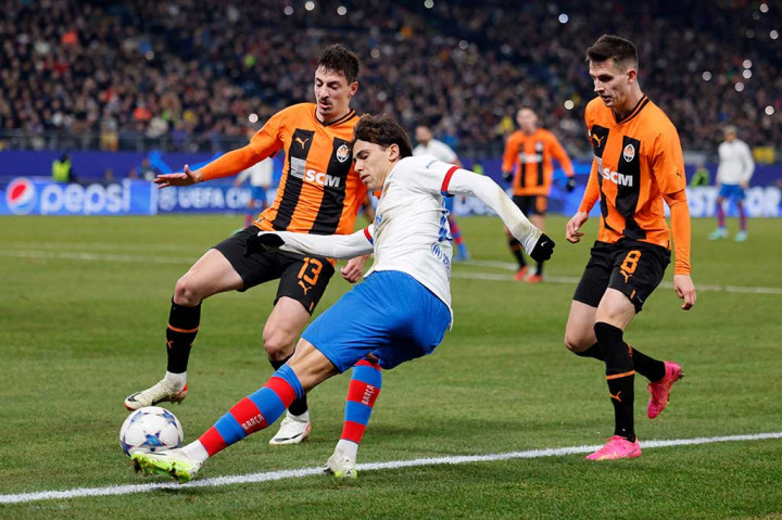 Tendangan Joao Felix usai menerima umpan Lamine Yamal masih menyamping dari gawang Shakhtar.