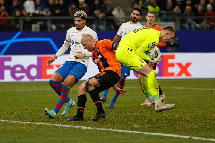 Selanjutnya Barcelona lebih sering memberikan ancaman, namun solidnya lini pertahanan Shakhtar dan kiper Dmytro Riznyk membuat tak ada gol yang tercipta sehingga skor 1-0 untuk keunggulan tuan rumah tetap bertahan hingga pertandingan selesai. 