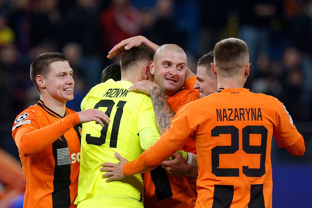 Meski meraih kemenangan, Shakhtar Donetsk masih berada di posisi ketiga klasemen sementara Grup H dengan enam poin dari empat laga, sedangkan Barcelona tetap berada di peringkat pertama dengan sembilan poin.