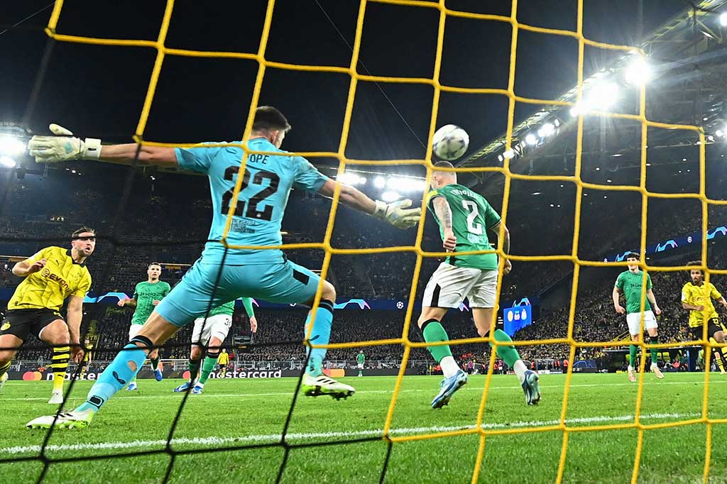 Tuan rumah Dortmund mencoba menggebrak sejak awal, dan berhasil membobol gawang Newcastle pada menit ke-26 lewat gol Niclas Fuellkrug.