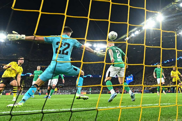 Tuan rumah Dortmund mencoba menggebrak sejak awal, dan berhasil membobol gawang Newcastle pada menit ke-26 lewat gol Niclas Fuellkrug.