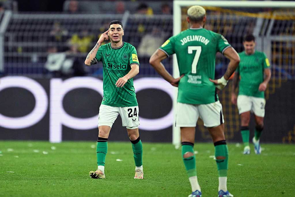 Pada awal babak kedua, Newcastle berupaya lebih meningkatkan serangannya. Valentino Livramento menyambar umpan silang yang masih dapat dibendung kiper Gregor Kobel, sedangkan sepakan Almiron melebar.