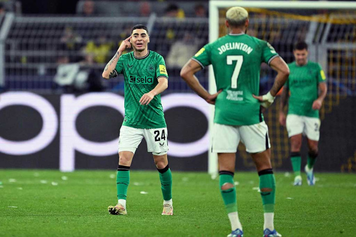 Pada awal babak kedua, Newcastle berupaya lebih meningkatkan serangannya. Valentino Livramento menyambar umpan silang yang masih dapat dibendung kiper Gregor Kobel, sedangkan sepakan Almiron melebar.