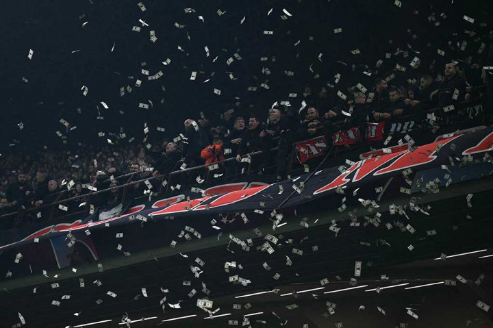 Sebelum laga dimulai, kiper PSG Gianluigi Donnarumma yang merupakan mantan pemain Milan telah mendapat ujian. Para penggemar tuan rumah mencemoohnya dengan melemparkan ratusan uang dolar palsu ke lapangan.