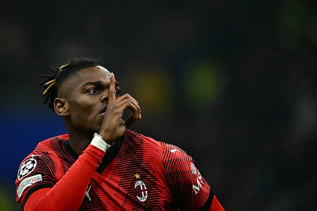 Milan tidak membutuhkan waktu lama untuk menyamakan kedudukan. Tiga menit berselang, Rafael Leao mengirimkan bola kepada Olivier Giroud dan setelah tembakan pemain Prancis itu ditahan Donnarumma, Leao menyambarnya dengan sepakan akrobatik yang tidak dapat diantisipasi kiper Milan. Skor 1-1 bertahan hingga jeda.