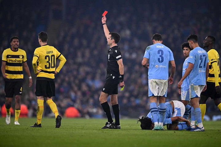 Sejak menit 53, Young Boys harus bermain dengan 10 orang setelah Sandro Lauper diusir wasit keluar lapangan setelah menerima kartu kuning kedua karena melakukan pelanggaran keras kepada Nathan Ake.