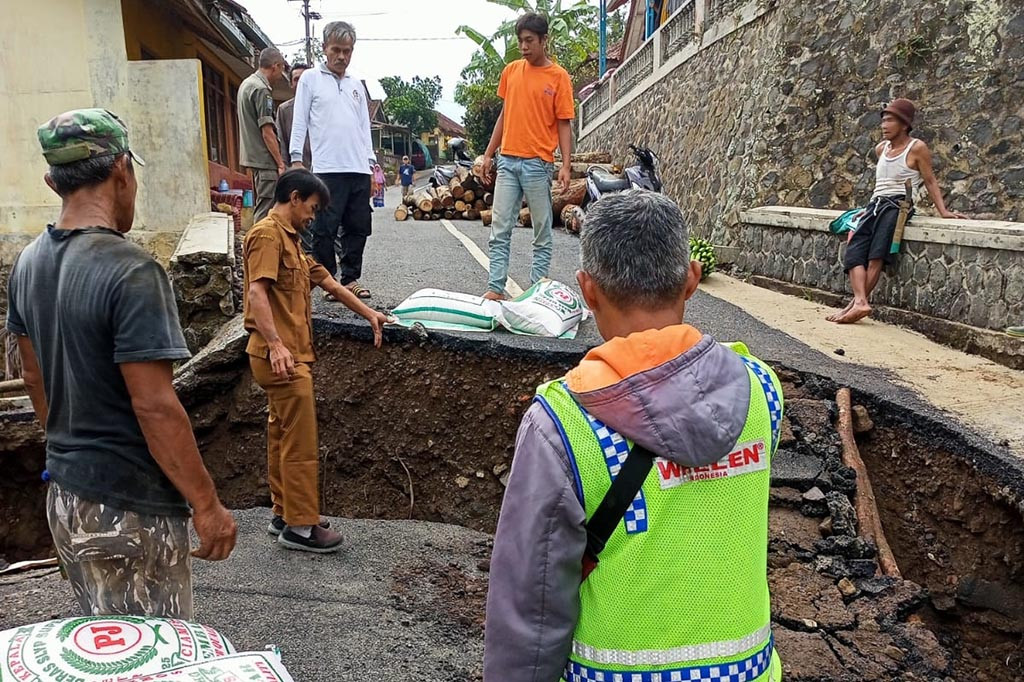 Badan Penanggulangan Bencana Daerah (BPBD) Kabupaten Tasikmalaya, Jawa Barat mengimbau agar warga untuk selalu waspada potensi bencana pada musim penghujan yang terjadi pada awal bulan November-Desember 2023. Bencana hidrometeorologi, berdampak pada longsor, banjir, angin puting beliung dan pergerakan tanah.