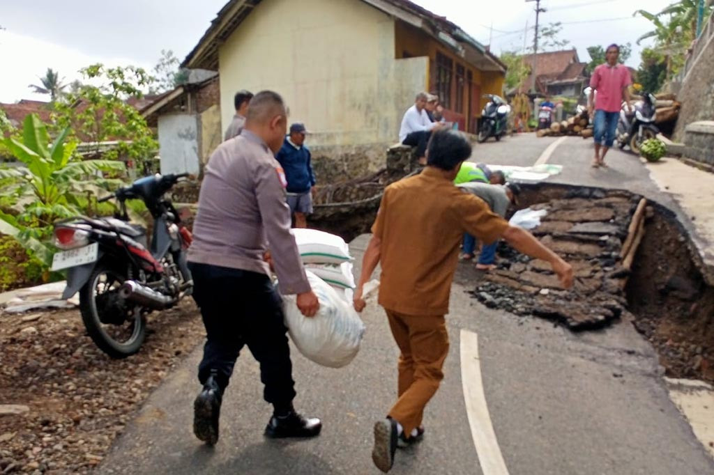 Kepala Bidang Kedaruratan dan Logistik BPBD Kabupaten Tasikmalaya, Sapaâ€™at mengatakan, hujan deras yang terjadi sejak beberapa hari telah menyebabkan bencana hidrometeorologi di wilayah Desa Tanjungkarang, Kecamatan Cigalontang menyebabkan pohon tumbang menimpa empat rumah terjadi Sabtu, 4 November 2023. Akan tetapi, kejadian itu tidak menimbulkan korban jiwa tetapi empat rumah dalam kondisi rusak.