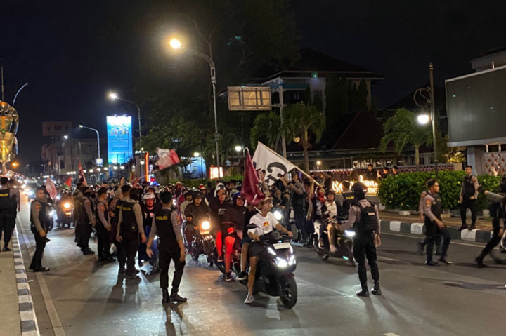 Para pemotor knalpot bising itu sebelumnya memenuhi jalan protokol untuk melihat penyalaan flare dalam rangka perayaan 1 abad Persis Solo, klub liga 1 kebanggaan warga Solo.
