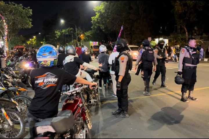 Polresta Surakarta amankan ratusan sepeda motor dengan menggunakan knalpot bising atau brong yang konvoi liar perayaan 1 Abad Persis Solo, di Jalan Slamet Riyadi, Surakarta, Jawa Tengah, Rabu, 8 November 2023 dini hari.