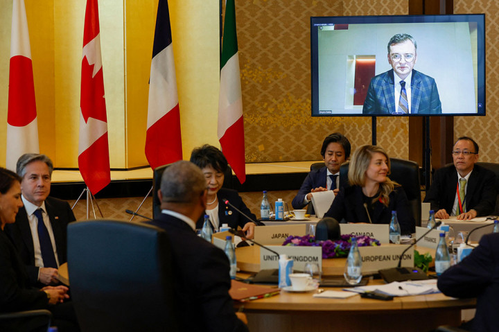 
“Kami menekankan perlunya tindakan segera untuk mengatasi krisis kemanusiaan yang memburuk di Gaza… kami mendukung jeda dan koridor kemanusiaan untuk memfasilitasi bantuan yang sangat dibutuhkan, pergerakan sipil, dan pembebasan sandera,” kata para menteri dalam pernyataan bersama setelah pembicaraan di Jepang.