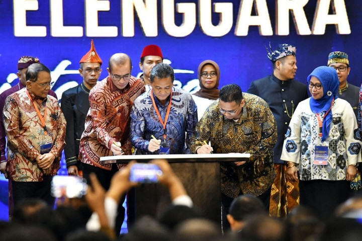 Presiden menjelaskan bahwa dengan banyaknya saksi setiap partai di TPS-TPS menandakan bahwa Pemilu di Indonesia sangat terbuka karena bisa diawasi oleh siapa saja, baik masyarakat, media hingga pihak-pihak lain.