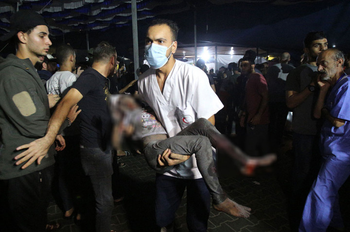 Jalur Gaza telah dibom secara besar-besaran sejak kelompok Hamas melancarkan serangan mendadak terhadap Israel pada 7 Oktober. Setidaknya 10.328 warga Palestina, termasuk 4.327 anak-anak dan 2.719 perempuan, telah tewas sejak serangan balik tersebut. Sementara itu, jumlah kematian dari pihak Israel, menurut data resmi hampir mencapai 1.600 orang.